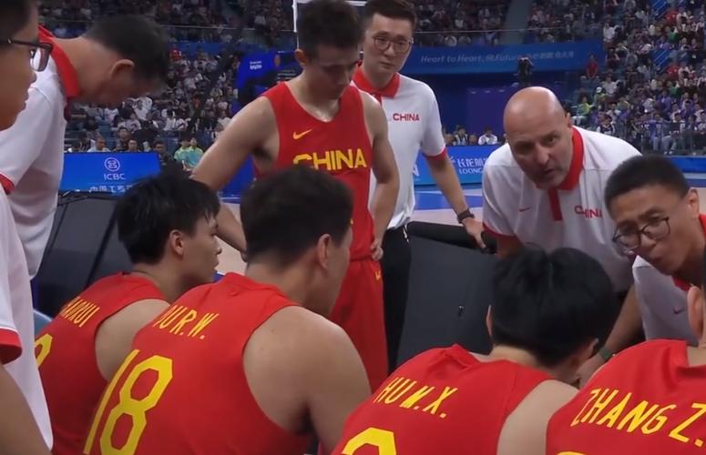中国男篮大胜菲律宾队