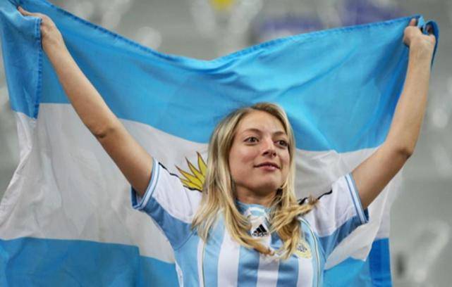 阿根廷女球迷掀起球衣庆祝